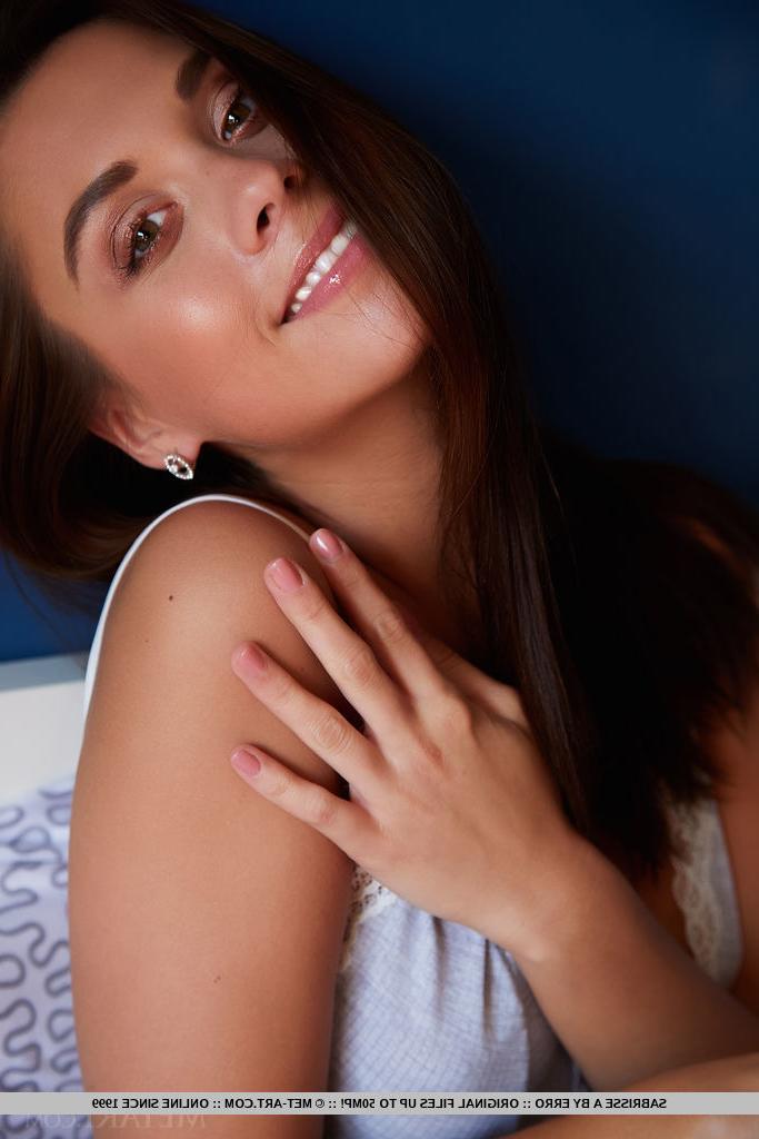 18P A bela adolescente Sabrisse A lança lingerie sensual para poses nuas confiantes em uma cama