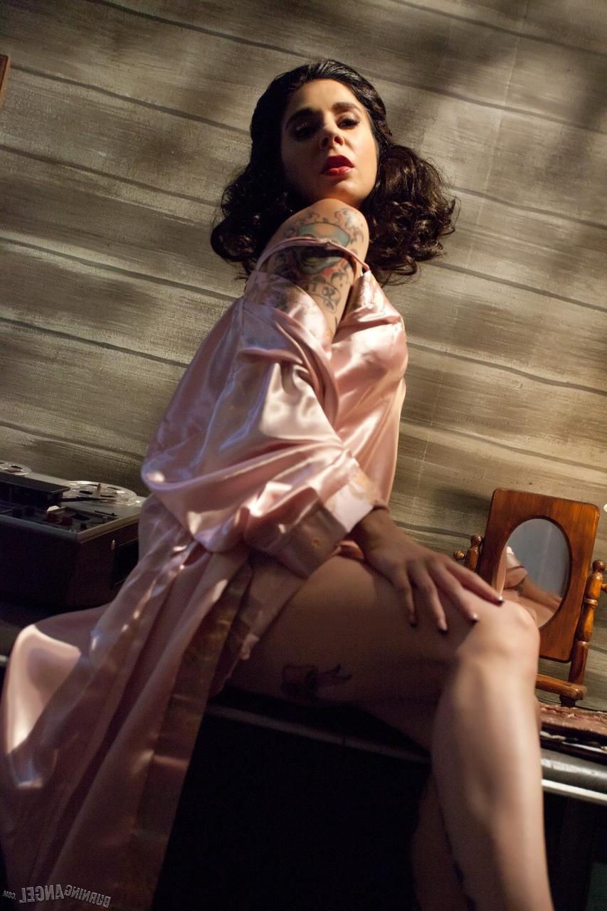 13P A morena tatuada Joanna Angel toca sua buceta em mulas
