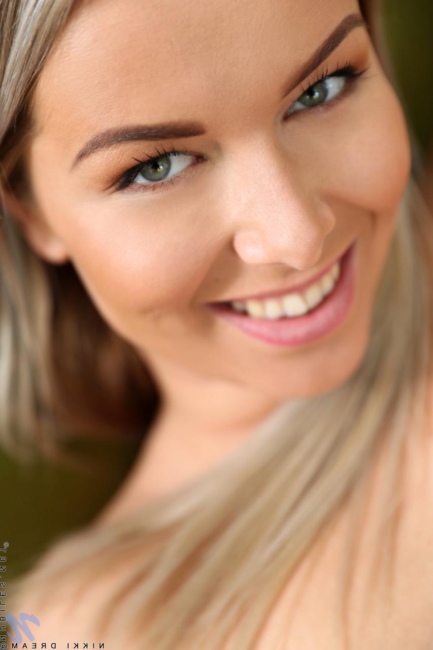 20P Linda adolescente Nikki Dream batendo em sua buceta aparada com um brinquedo rosa