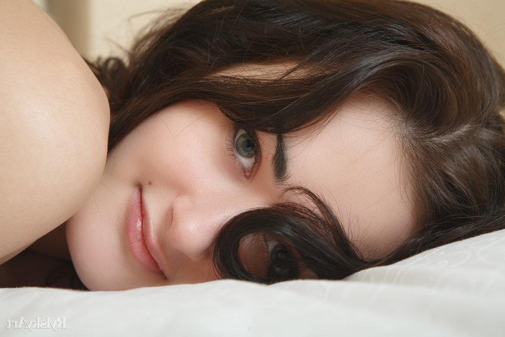 16P A bela adolescente Beatrice modela completamente nua enquanto está na cama