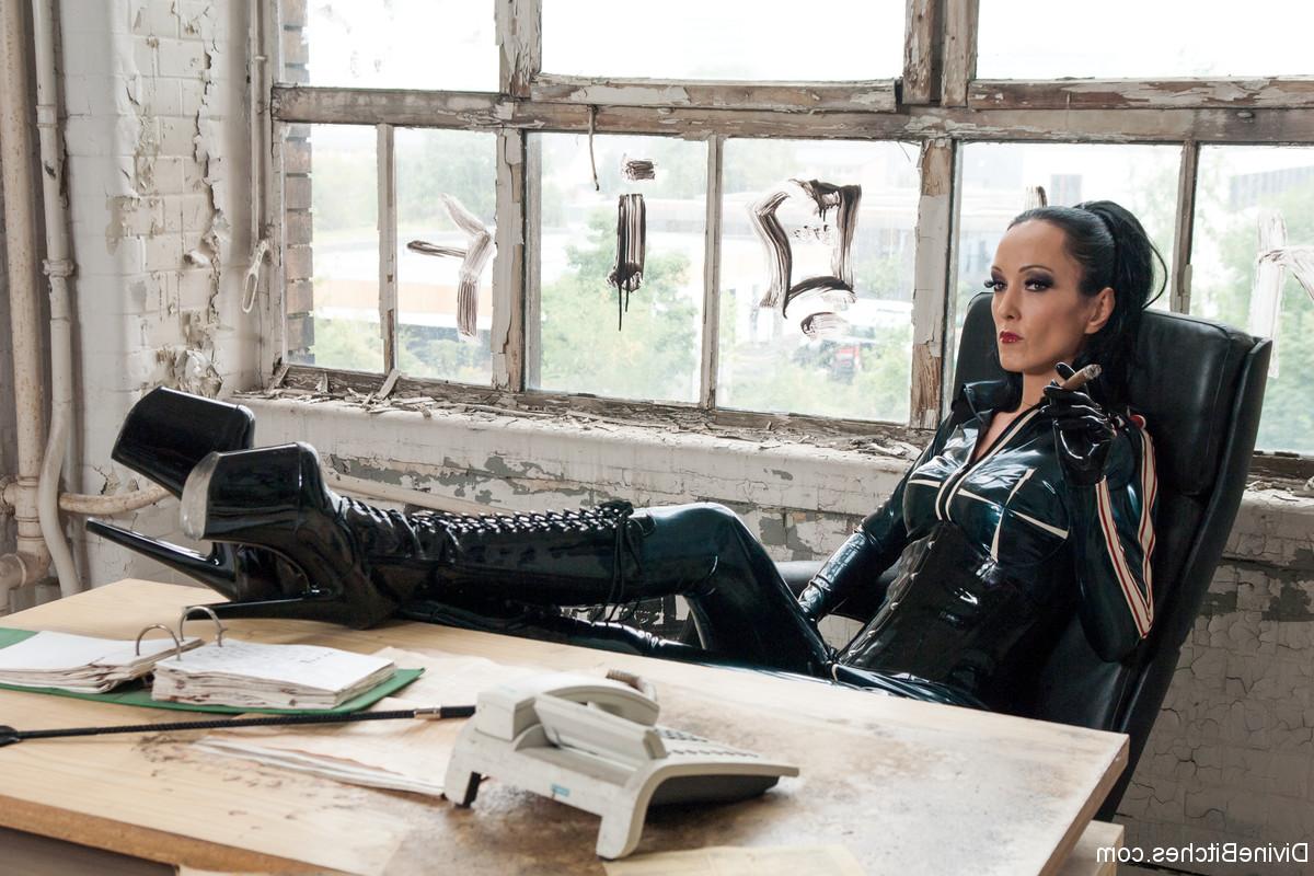 20P Hot Belgian feomdom Fetish Liza posing in her latex outfit and boots