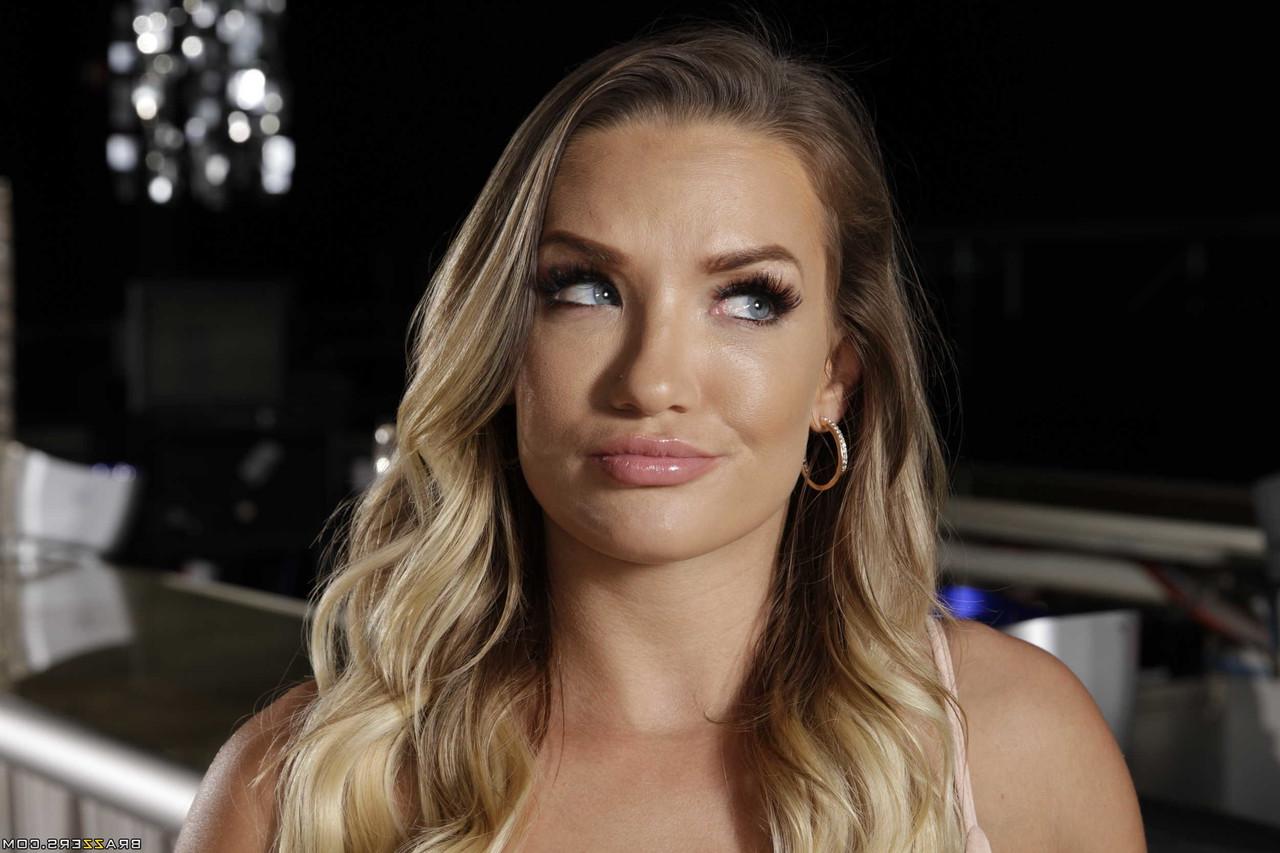 16P La blonde aux gros seins Cali Carter et la mince brune Alex Blake se font des ciseaux.