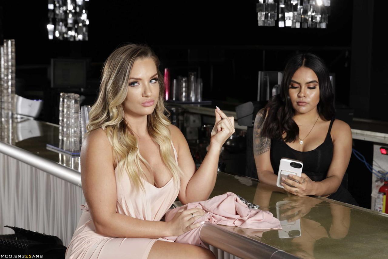 16P La blonde aux gros seins Cali Carter et la mince brune Alex Blake se font des ciseaux.