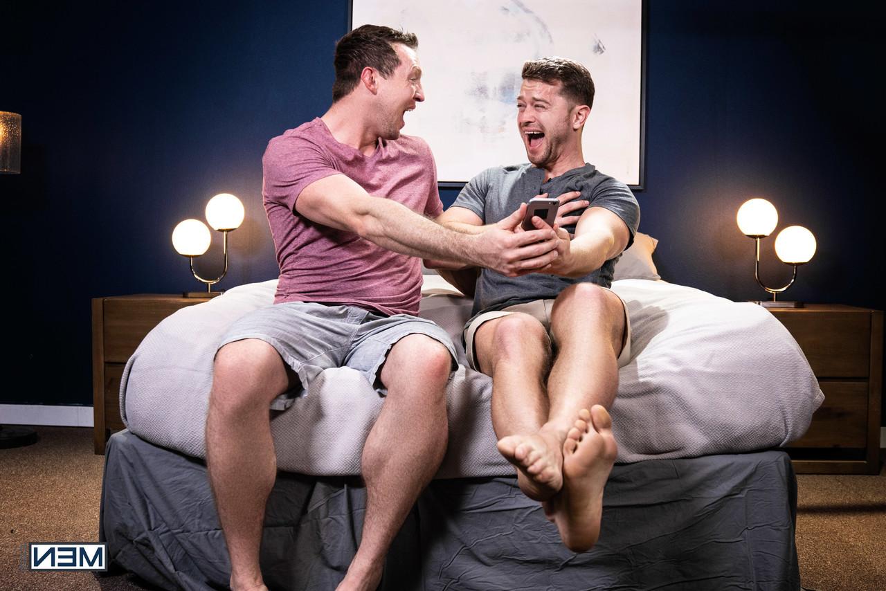 20P Los tíos sexys y cachondos Pierce Paris y Johnny Donovan se desnudan antes del sexo a pelo