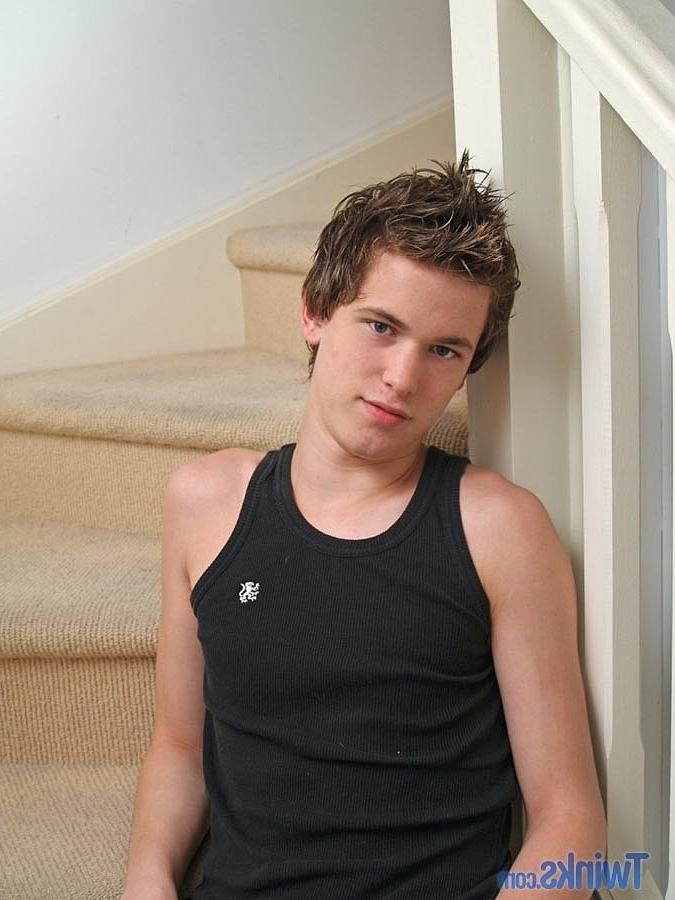 20P Twink pendurado sacode seu pau grande e mostra seu buraco de amor anal apertado de perto