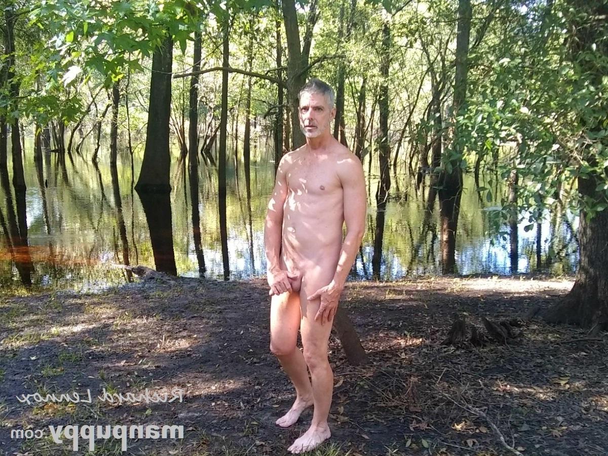 15P Mec gay mature pervers posant nu et se masturbant dans la nature