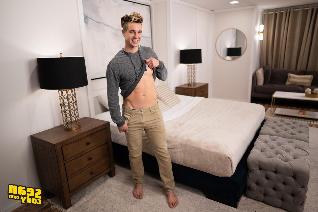 20P O cara moreno Garrett bate na bunda da loira gay Nikolai em várias posições sexuais