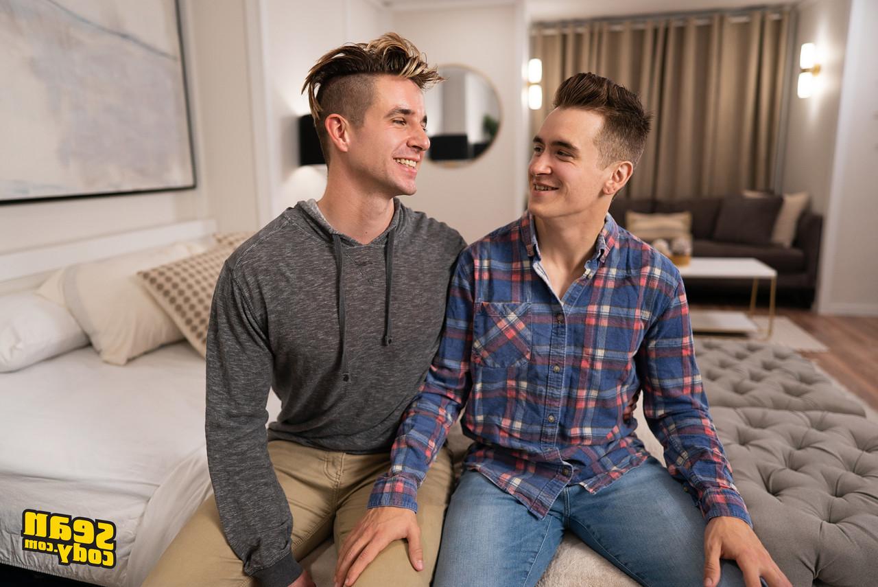 20P O cara moreno Garrett bate na bunda da loira gay Nikolai em várias posições sexuais