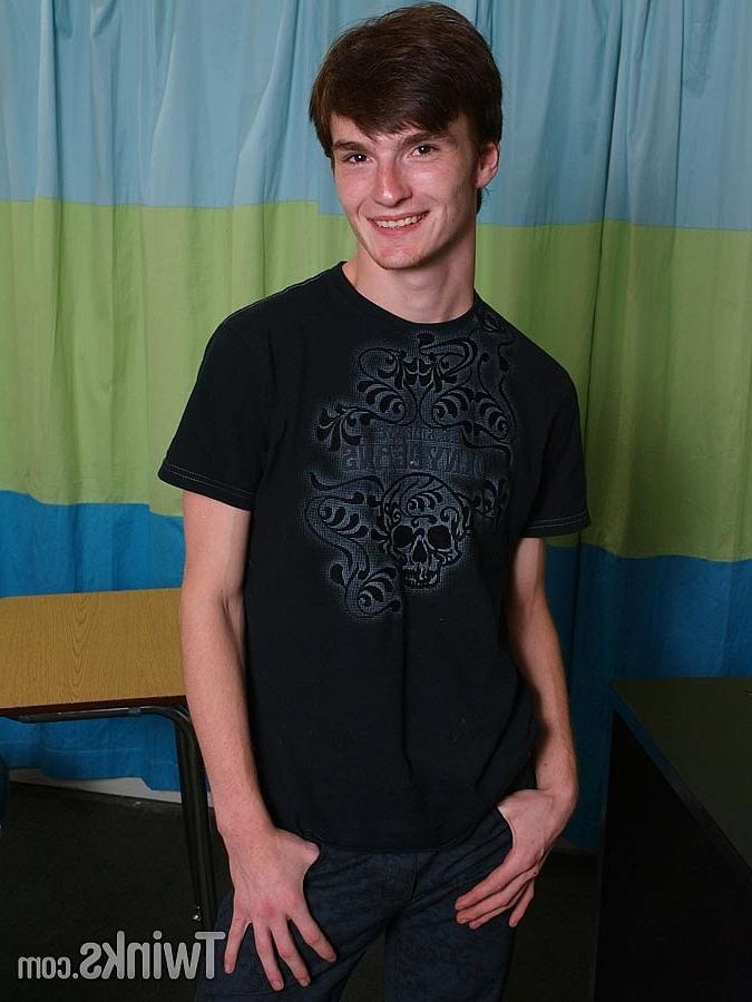 10P Hung twink Troy espalha seu buraco de amor anal apertado e empurra seu pau grande