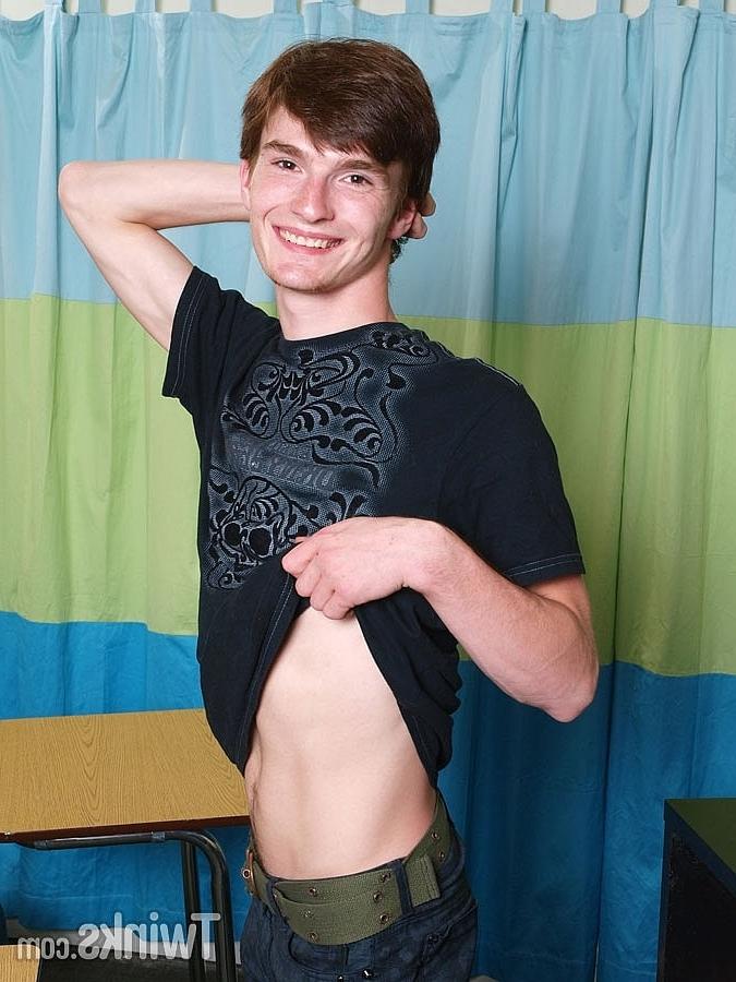 10P Hung twink Troy espalha seu buraco de amor anal apertado e empurra seu pau grande