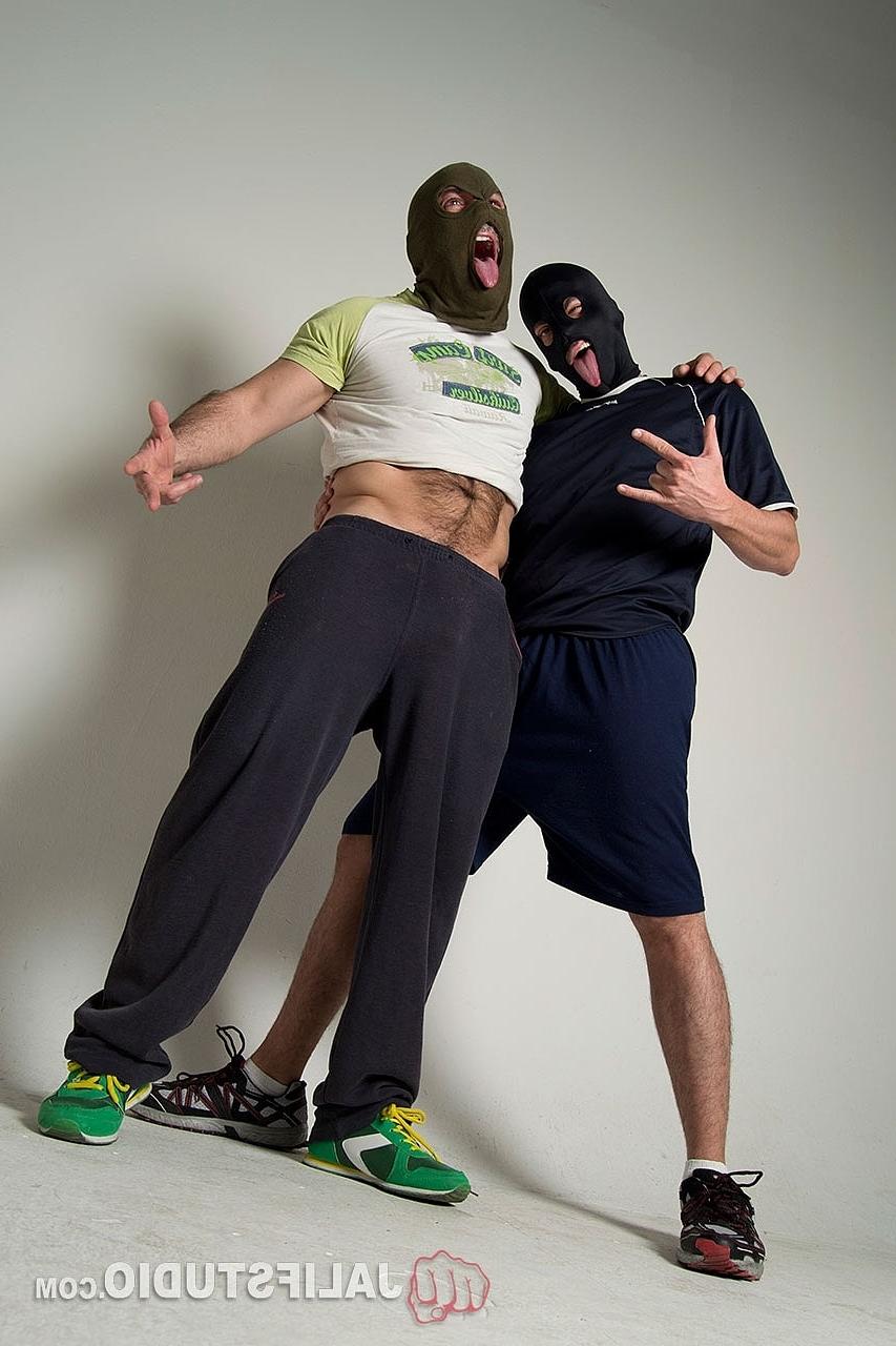 20P Paco Jones et Alejandro Villa, mecs gays masqués, se déshabillent et se défoncent dans une action poilue