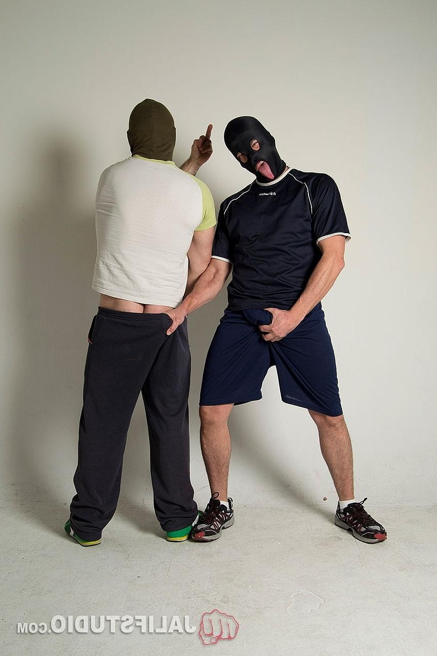 20P Paco Jones et Alejandro Villa, mecs gays masqués, se déshabillent et se défoncent dans une action poilue