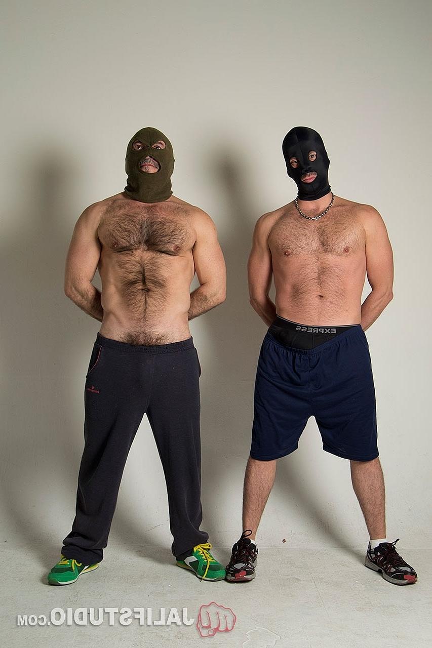 20P Paco Jones et Alejandro Villa, mecs gays masqués, se déshabillent et se défoncent dans une action poilue