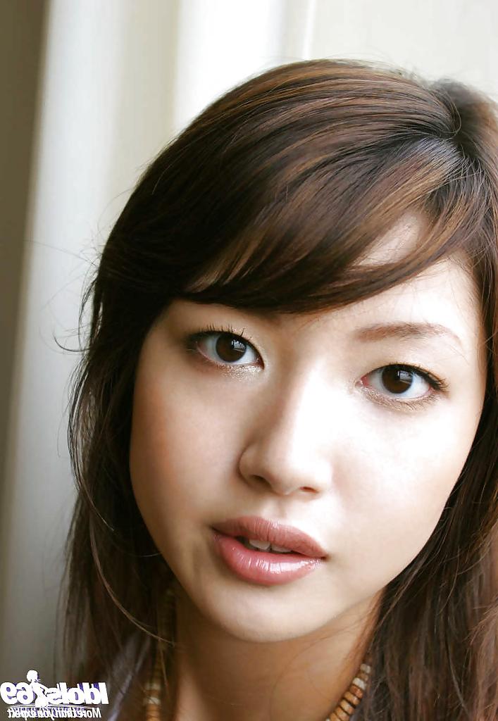 16P Impressionante senhora asiática Erika Satoh descobrindo suas pequenas curvas