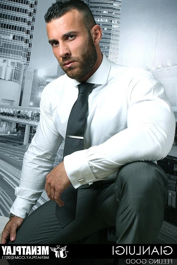 12P Der sexy schwule Bär Gianluigi entblößt seine Kurven und masturbiert in einem Solo