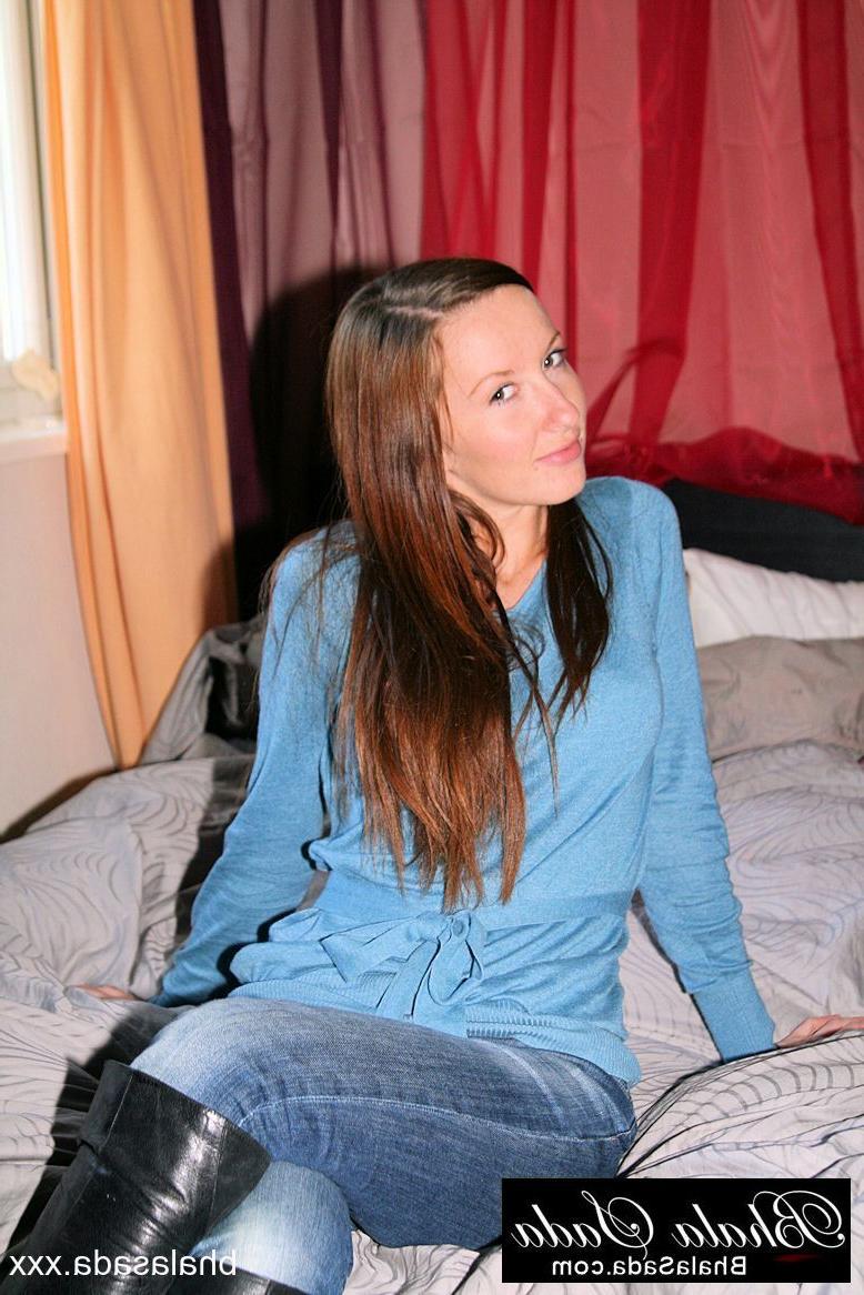 15P Sexy MILF Bhala Sada posing in her blue shirt, jeans and leather boots