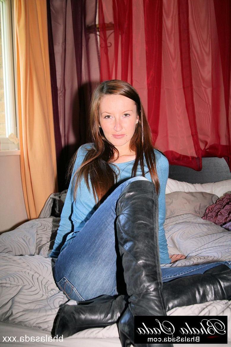 15P Sexy MILF Bhala Sada posing in her blue shirt, jeans and leather boots