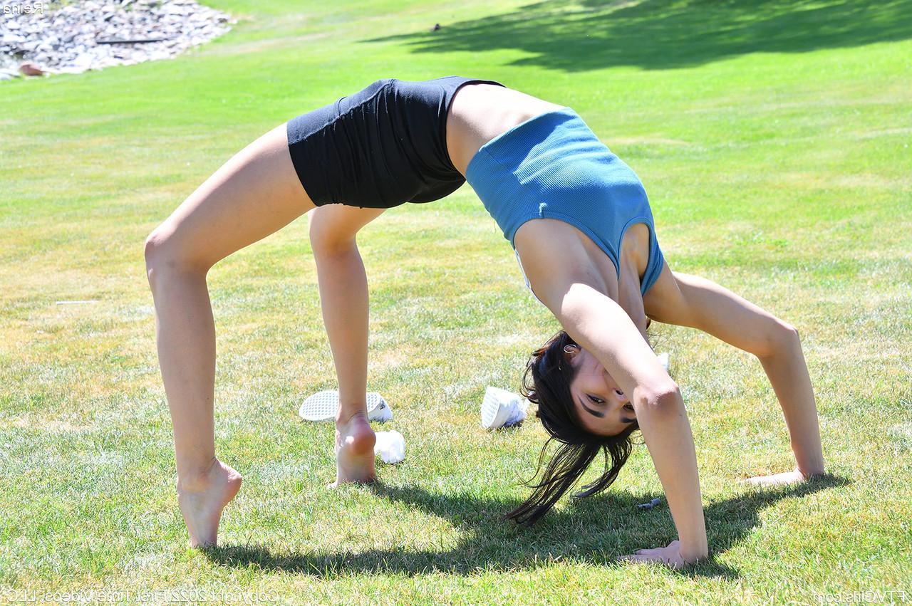 15P La belleza morena flexible reina rae se desnuda a tope al aire libre antes de hacer ejercicio