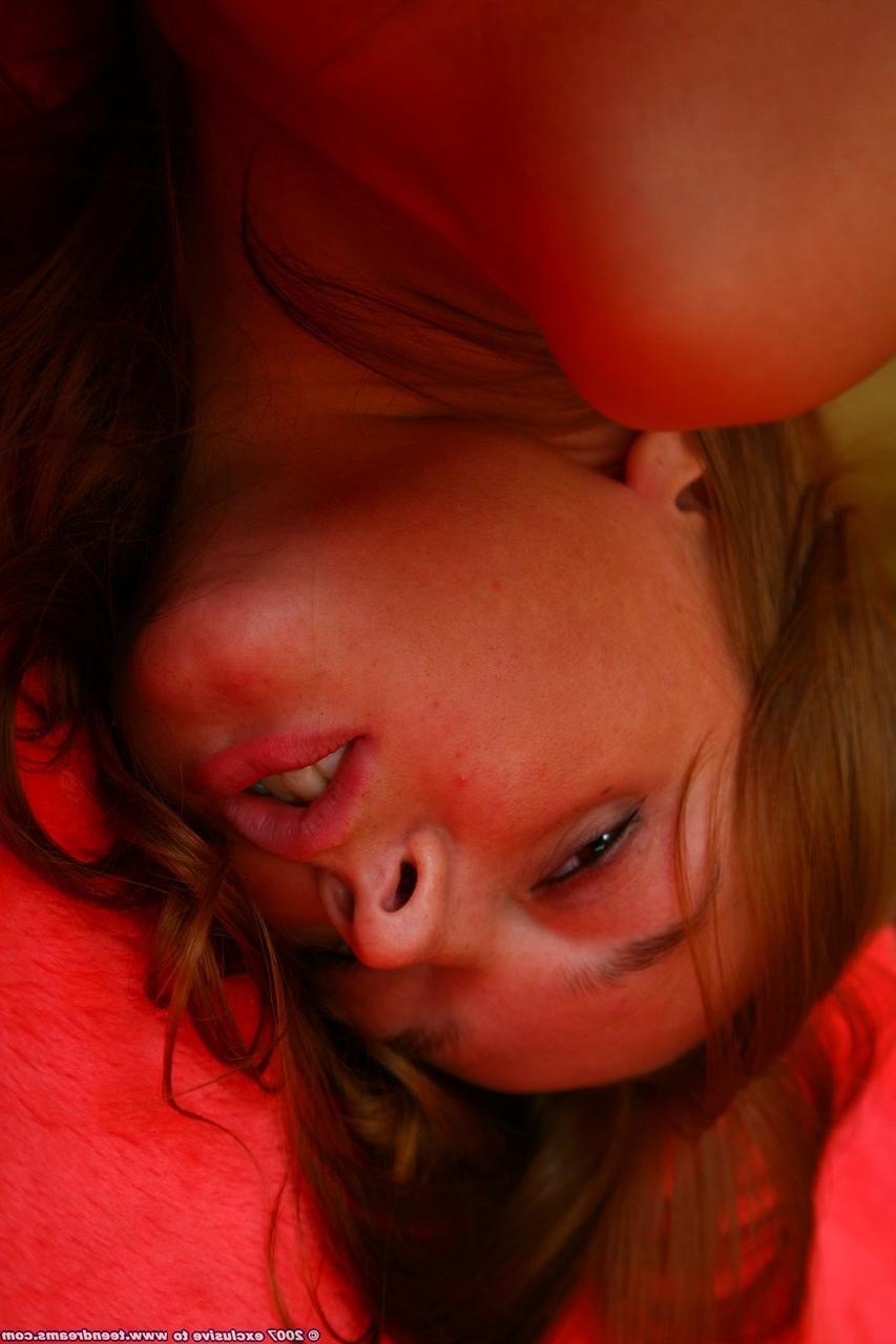 20P La petite jeune Marina exhibe ses jolis seins et joue avec sa chatte chaude.