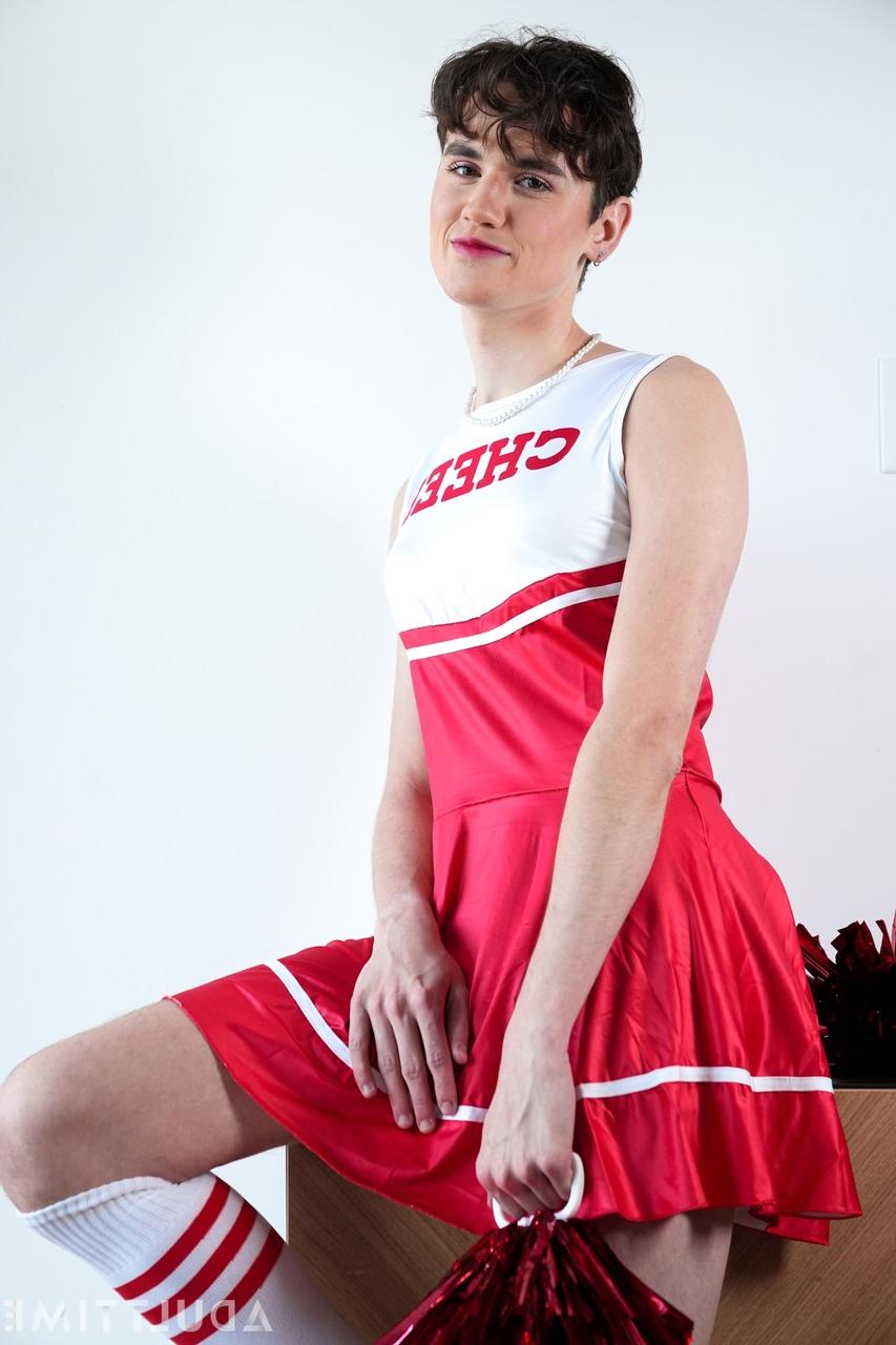 20P Die Trans-Cheerleaderin Cole Link hat Hardcore-Analsex mit einem schwarzen Hengst