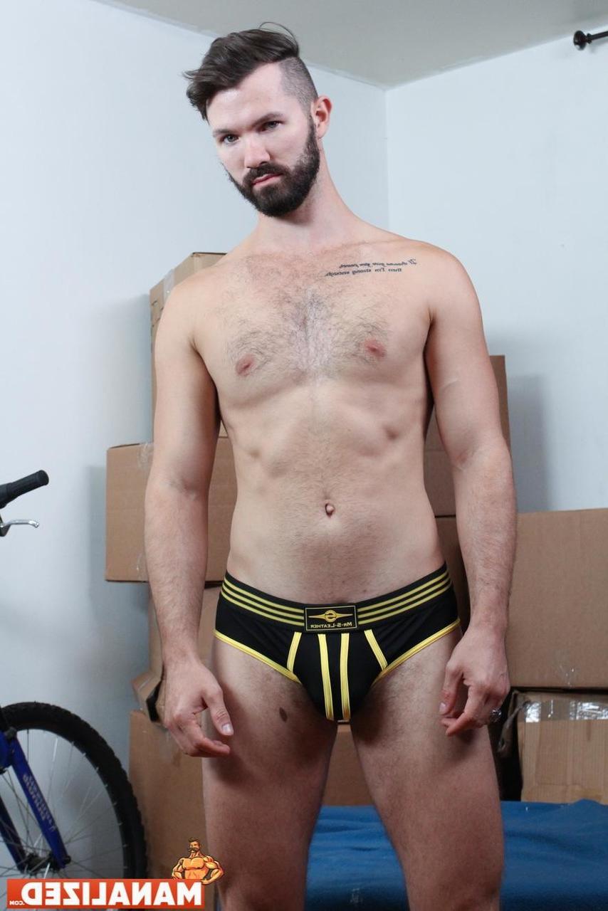 20P Los gays musculosos y sexys Conrad Logan y Anthony London se follan mientras se mudan