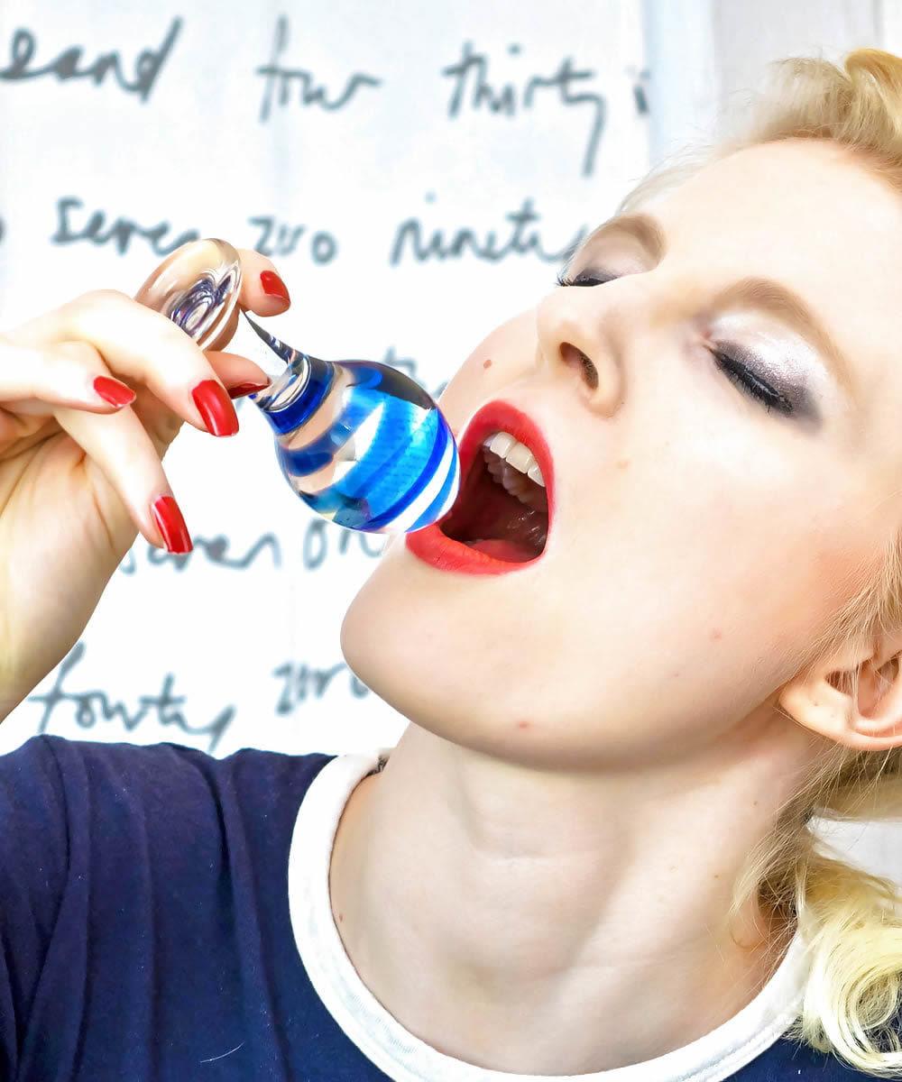 15P La rubia rolliza Casey Deluxe hace alarde de sus grandes tetas y juguetes con su consolador anal