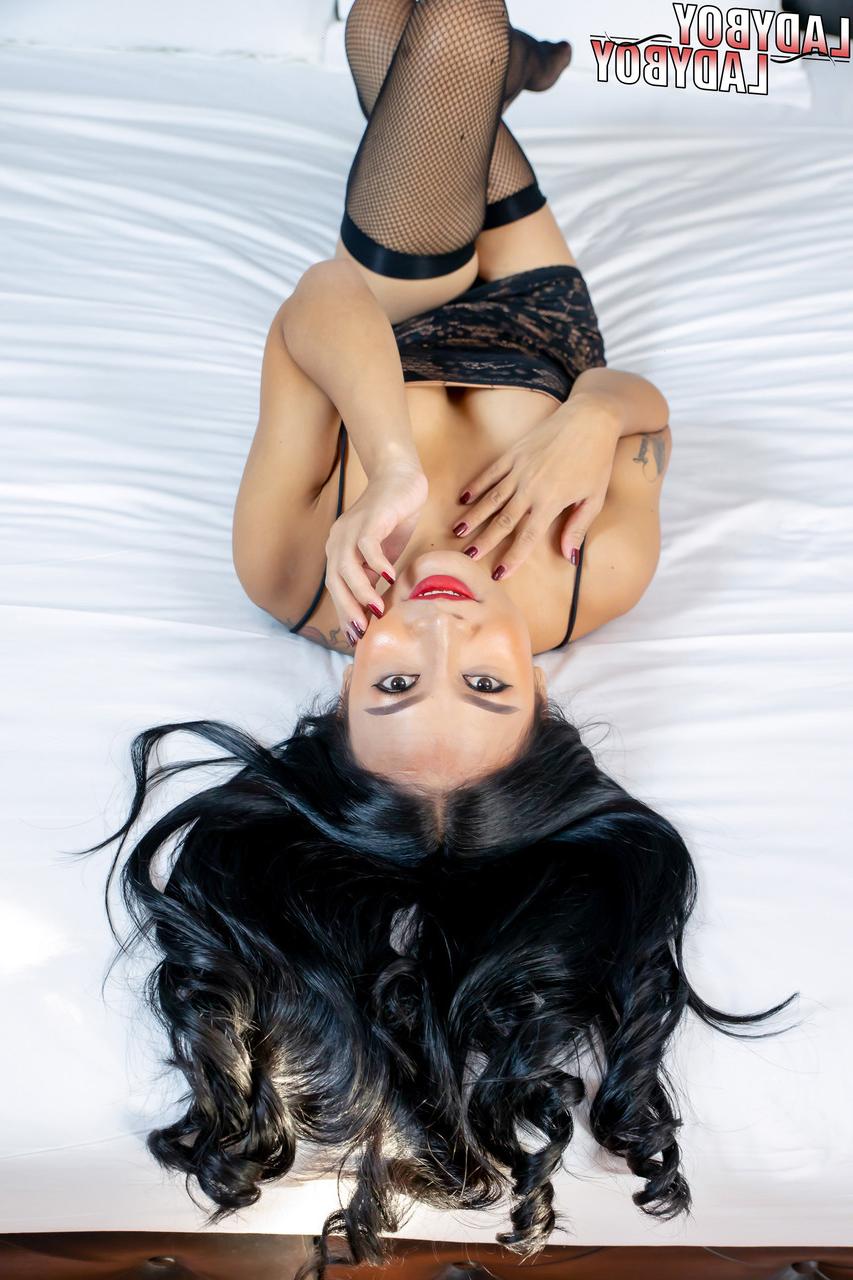 16P Linda travesti asiática mostra seus lindos peitos e seu pau sugável