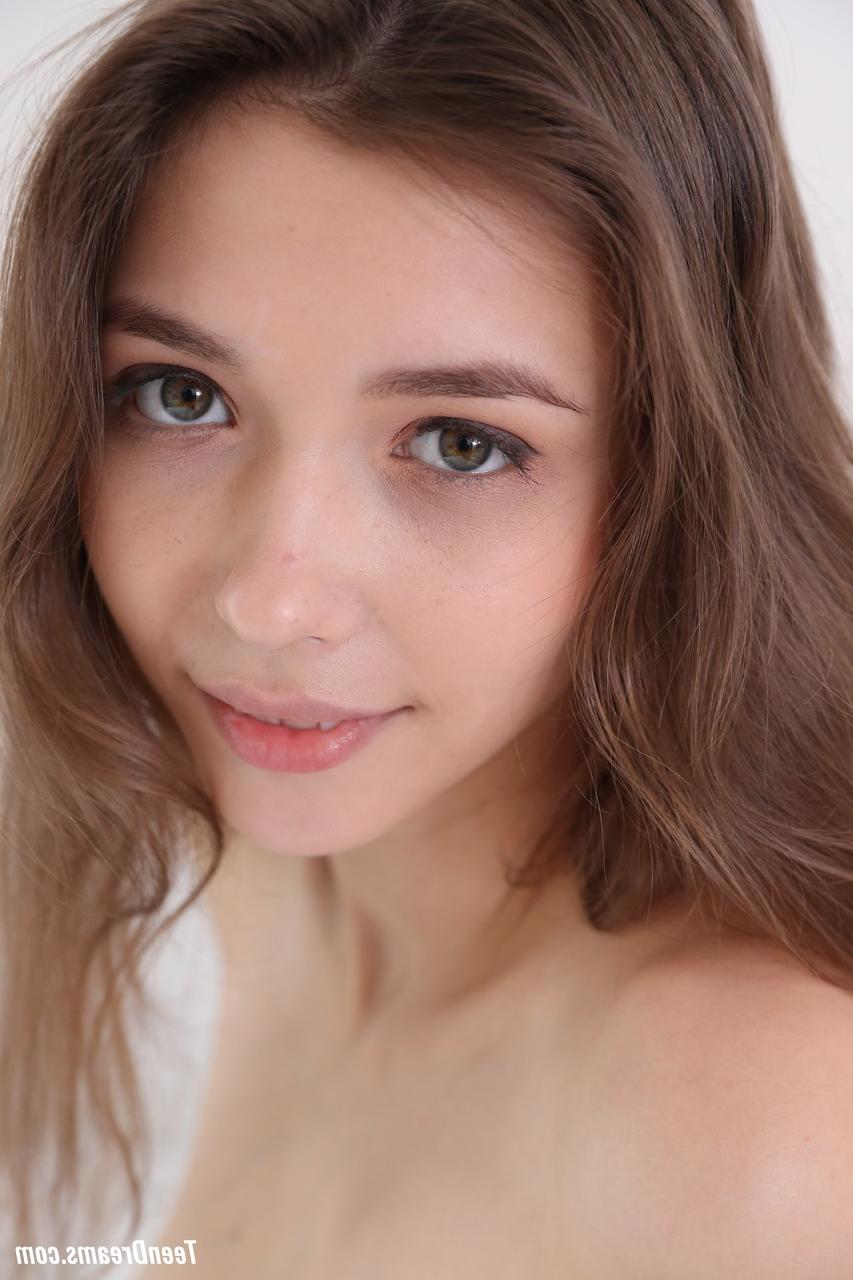 18P Süße Solo-Fotosession der jugendlichen Besitzerin eines Paares natürlicher Titten, Mila Azul