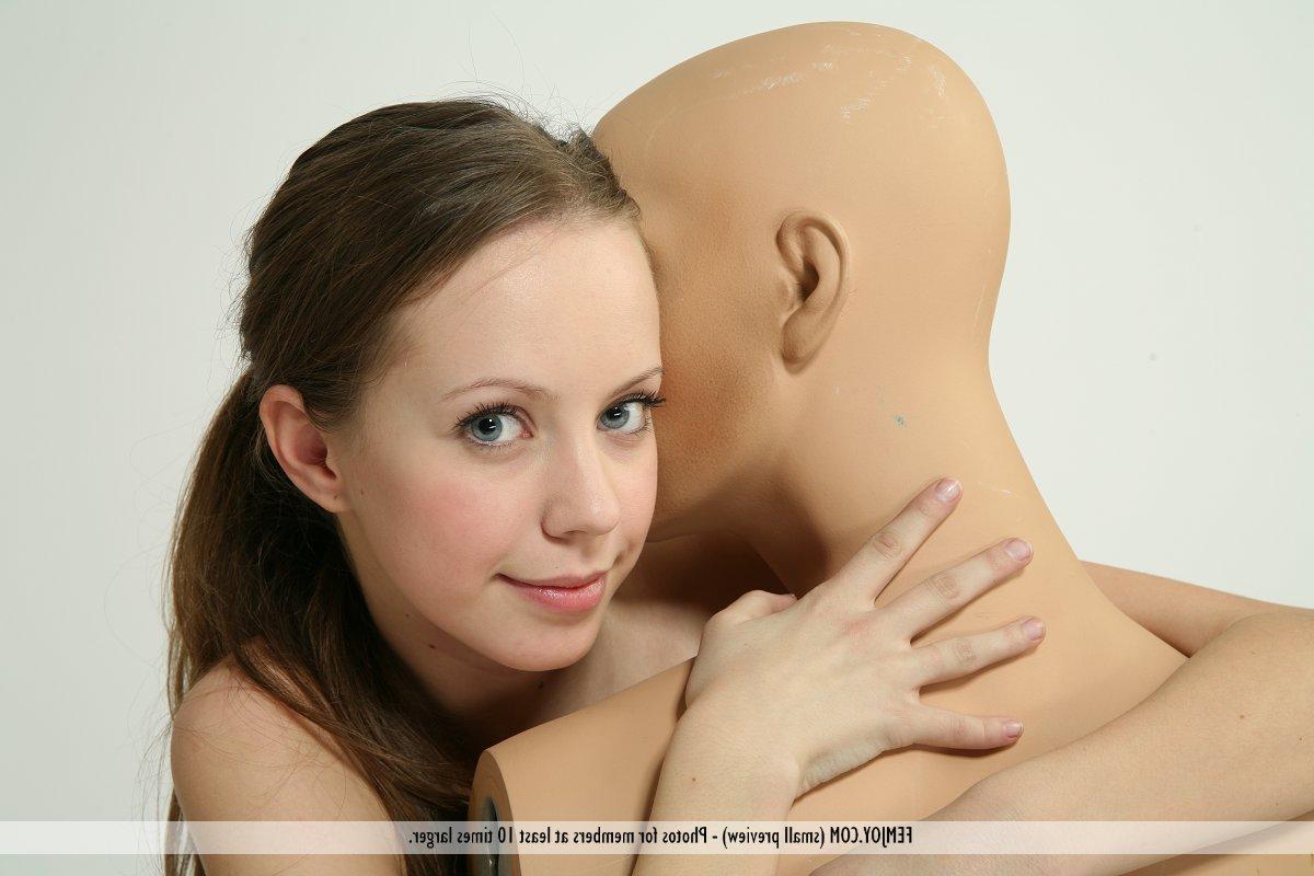 16P L'adorable jeune Larissa prend des poses nues et sexy avec un mannequin.