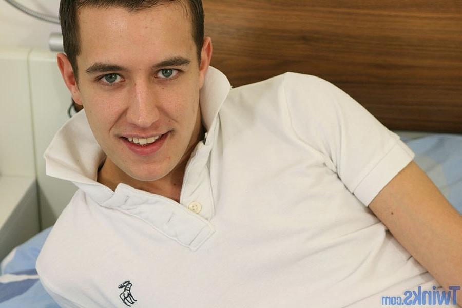 20P Kaden Bailey, un ado gay sale, exhibe son cul et se branle