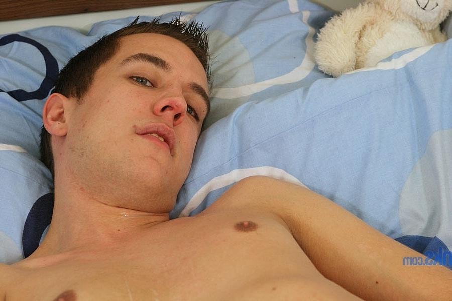 20P Kaden Bailey, un ado gay sale, exhibe son cul et se branle