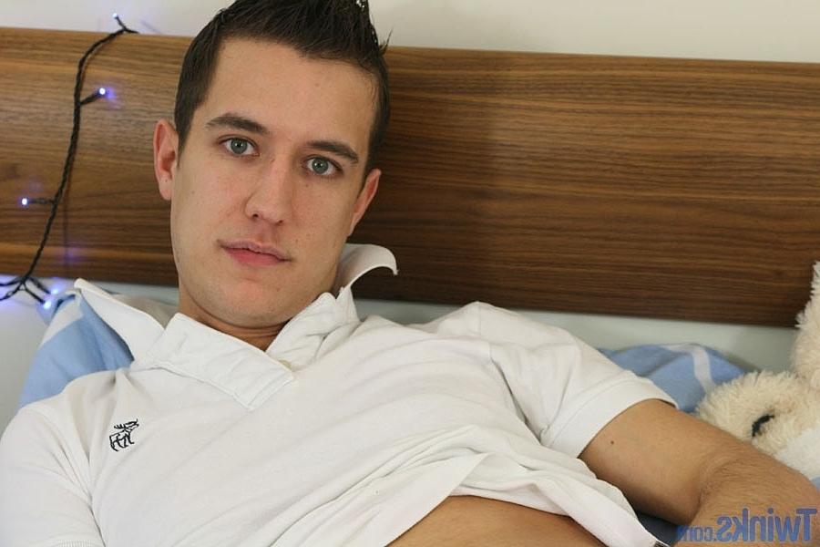 20P Kaden Bailey, un ado gay sale, exhibe son cul et se branle