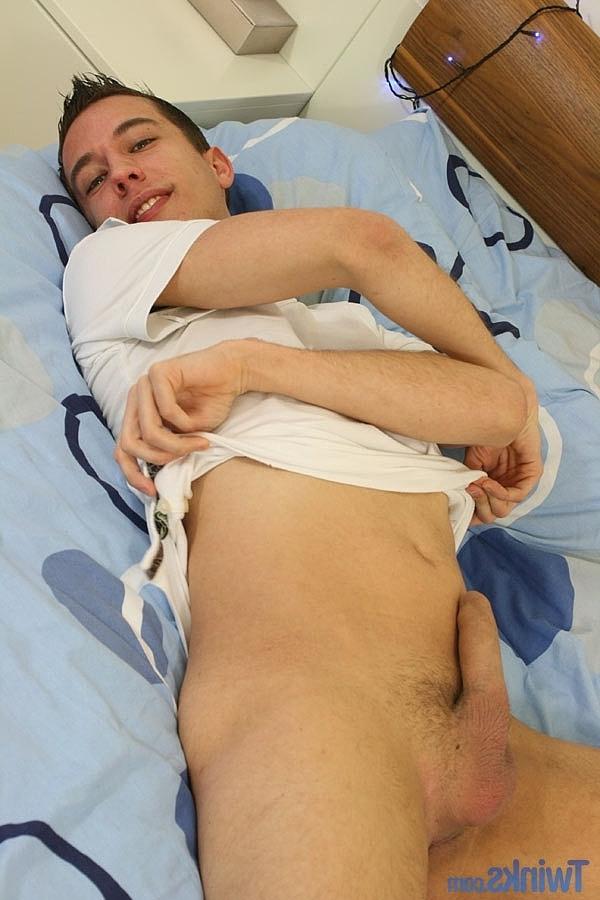 20P Kaden Bailey, un ado gay sale, exhibe son cul et se branle