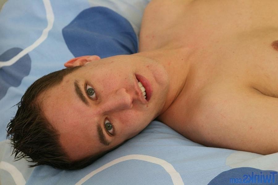 20P Kaden Bailey, un ado gay sale, exhibe son cul et se branle