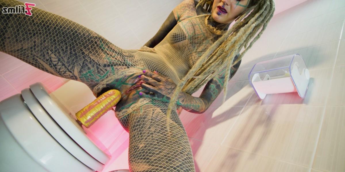 15P La chica muy tatuada Anuskatzz se empala el coño y el culo con un juguete sexual