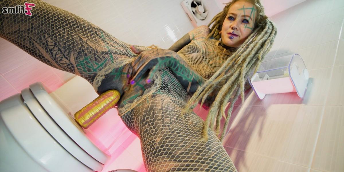 15P La chica muy tatuada Anuskatzz se empala el coño y el culo con un juguete sexual