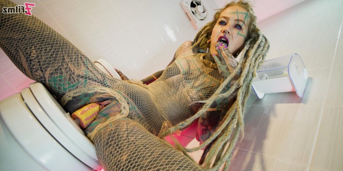 15P La chica muy tatuada Anuskatzz se empala el coño y el culo con un juguete sexual