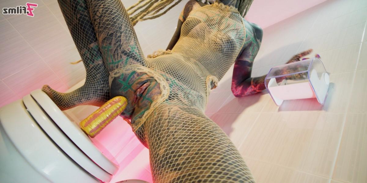 15P La chica muy tatuada Anuskatzz se empala el coño y el culo con un juguete sexual