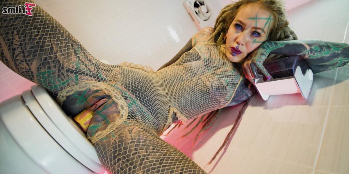 15P La chica muy tatuada Anuskatzz se empala el coño y el culo con un juguete sexual