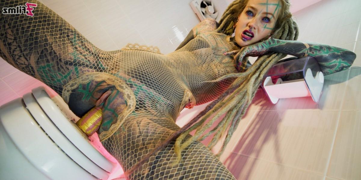 15P La chica muy tatuada Anuskatzz se empala el coño y el culo con un juguete sexual
