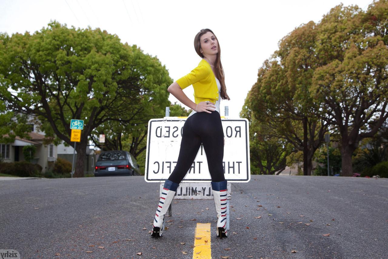 11P A adolescente francesa totalmente natural Shelby Dompnier exibindo a calcinha em público