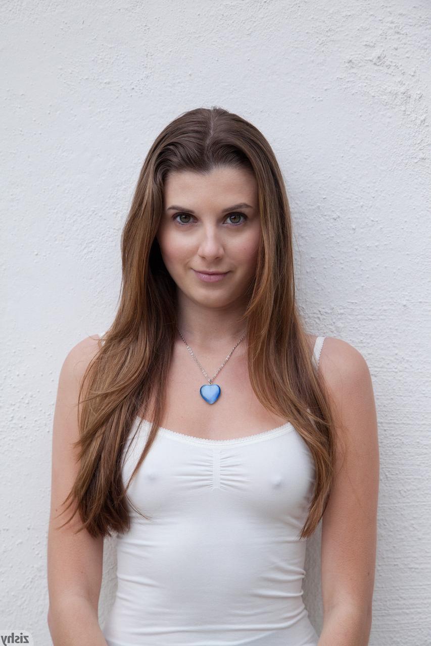 11P A adolescente francesa totalmente natural Shelby Dompnier exibindo a calcinha em público