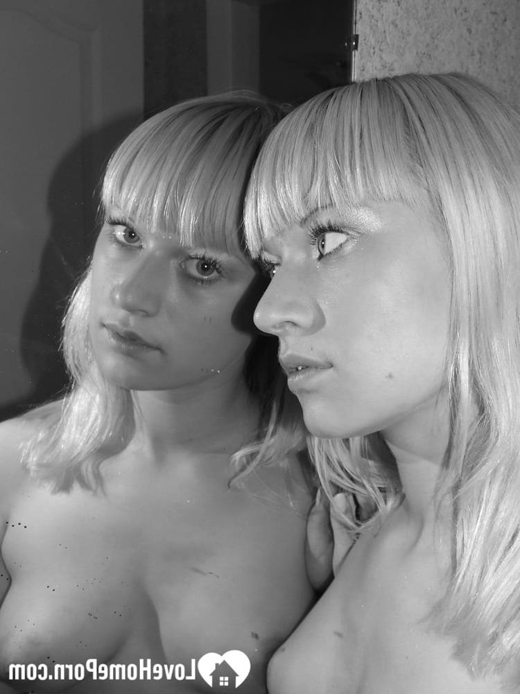 20P Étourdissante blonde amateur perdant sa chemise et posant nue de manière séduisante