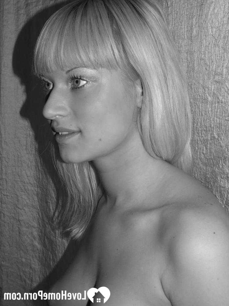 20P Étourdissante blonde amateur perdant sa chemise et posant nue de manière séduisante