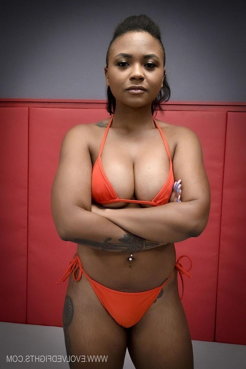 20P La luchadora de ébano con grandes tetas y culo Avery Jane es dominada y follada