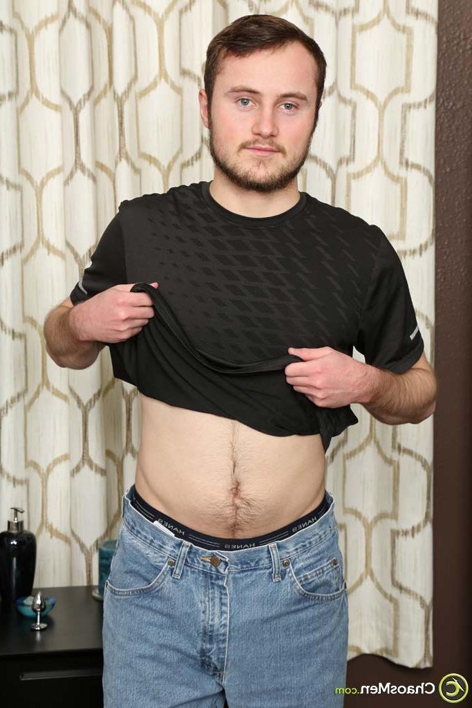 20P Peyton reynolds, gay colgado, muestra su gran culo y su plug anal con joyas