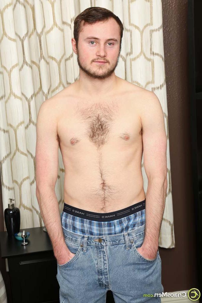 20P Peyton reynolds, gay colgado, muestra su gran culo y su plug anal con joyas