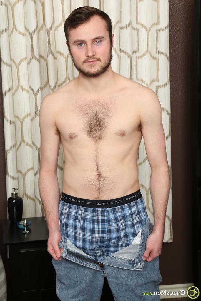 20P Peyton reynolds, gay colgado, muestra su gran culo y su plug anal con joyas