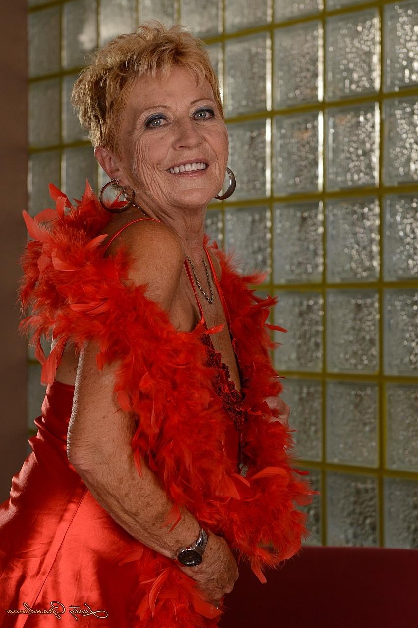 17P La encantadora abuela Malya recibe placer oral y es follada por un semental