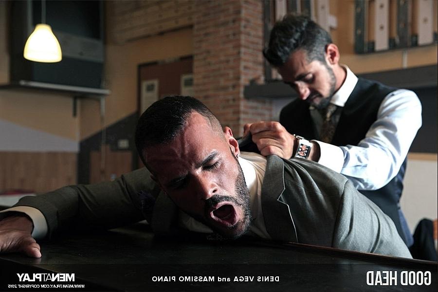 20P Les hommes gais Denis Vega et Massimo Piano ont un quickie anal en levrette au travail